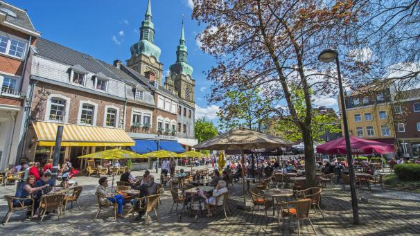 <p>Blick auf den Eupener Marktplatz: An warmen Sommertagen sind die Terrassen in der Innenstadt gut besucht.</p>