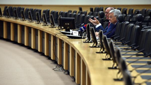 <p>Es tut sich was, wenn auch nicht viel: Erstmals seit Ende Juli bringen die föderalen Informatoren Didier Reynders und Johan Vande Lanotte (Bild) die Parteivorsitzenden von N-VA, CD&amp;V, Open VLD, SP.A, Groen, PS und MR an einem Tisch zusammen.</p>