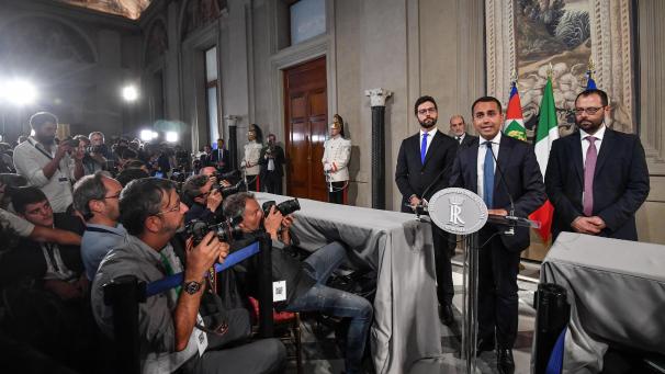 <p>Chef der Fünf-Sterne-Bewegung in Italien, Luigi Di Maio (2.v.r.), spricht zu Journalisten nach einem Treffen mit dem italienischen Präsidenten Mattarella im Präsidentenpalast Quirinale.</p>