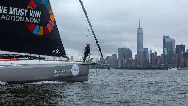 <p>Greta Thunberg fährt an Bord der Malizia II an der New Yorker Skyline vorbei in den Hafen. Die 16-jährige schwedische Klimaaktivistin ist in die USA gereist, um dort am UN-Klimagipfel teilzunehmen.</p>