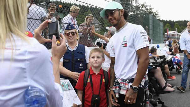 <p>Lewis Hamilton war beim Pitwalk sehr gefragt.</p>