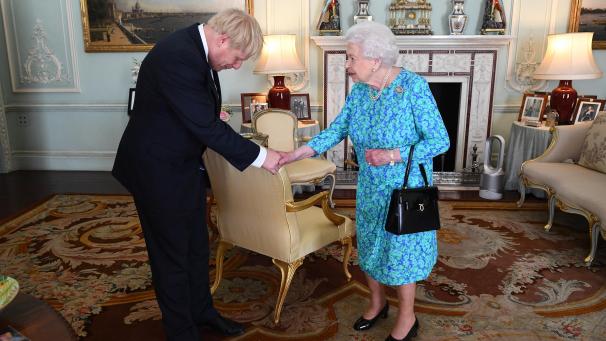 <p>Die Verbeugung ist geheuchelt: Boris Johnson missbraucht die britische Krone für sein hinterhältiges Spiel.</p>