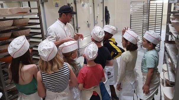 <p>Raus aus der Klasse, rein in den Betrieb: „Wirtschaft macht Schule“ ist ein gemeinsames Projekt der Regierung der DG, der WFG Ostbelgien, der IHK Eupen-Malmedy-St. Vith sowie des Studienkreises Schule &amp; Wirtschaft.</p>