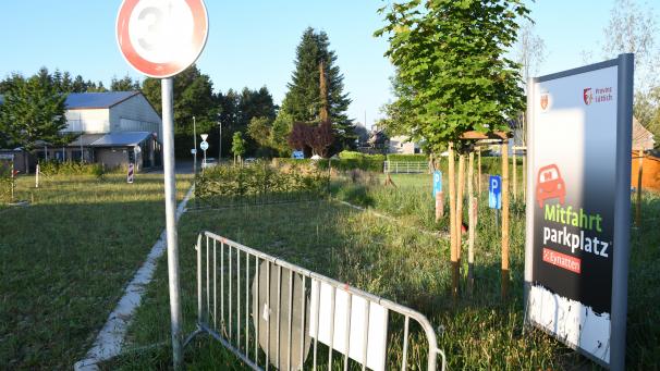 <p>„Mitfahrt parkplatz“ ist auf einem Schild der Provinz Lüttich in fehlerhaftem Deutsch auf dem Gelände in Eynatten zu lesen. Aber angesichts des eigentlichen Problems vor Ort ist das nur ein kleiner Schönheitsfehler.</p>