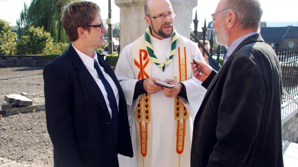 <p>Albert Brodel im Gespräch mit Vereinsvertretern aus Montzen. Am morgigen Sonntag wird der künftige Pfarrer von Büllingen als Pastor des Pfarrverbandes Montzen (mit Moresnet, Gemmenich, Bleyberg, Sippenaeken und Hombourg) verabschiedet.</p>