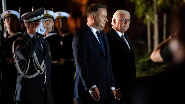 <p>Der deutsche Bundespräsident Frank-Walter Steinmeier (r) und der polnische Präsident Andrzej Duda (2.v.r.) nehmen an einer militärischen Zeremonie zum 80. Jahrestag des Beginns des Zweiten Weltkriegs teil.</p>