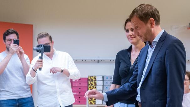 <p>Michael Kretschmer (CDU,r), Ministerpräsident von Sachsen, mit seiner Partnerin Annett Hofmann bei der Stimmabgabe zur Landtagswahl.</p>