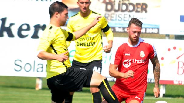 <p>Markus Klauser (in gelb-schwarz) stand wieder einmal im Rampenlicht: Mit einem Tor und einer Vorlage war er der gefeierte Mann.</p>