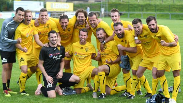 <p>Posieren für das Siegerfoto: Bei der Union Walhorn herrschte nach dem Derbysieg gute Laune.</p>