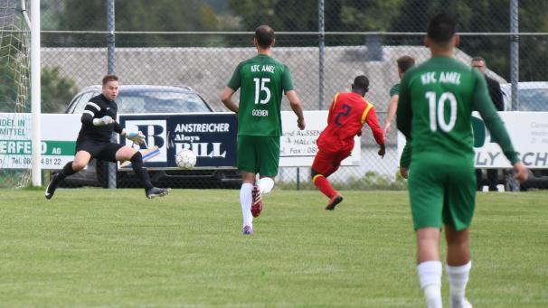 <p>Latifou Abdoulaye (mit der Nummer zwei) erzielt das 1:0 für den UCE Lüttich in Amel.</p>