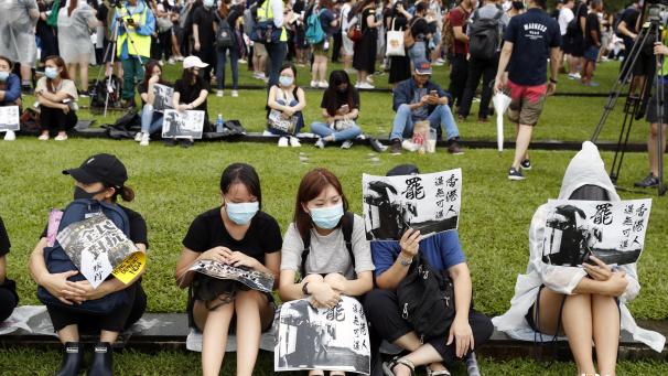 <p>Zwei Tage nach den schweren Zusammenstöße zwischen Demonstranten und der Polizei hat es in Hongkong am Montag neue Proteste gegeben. Vor etlichen Schulen in der chinesischen Sonderverwaltungszone bildeten Schüler vor Unterrichtsbeginn lange Menschenketten.</p>
