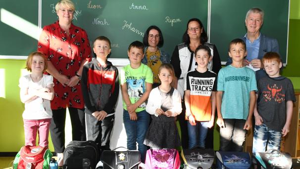<p>Gruppenbild mit Schöffin (l.) und Bürgermeister: Insgesamt sieben Kinder besuchen die Schule Hünningen in diesem Schuljahr.</p>
