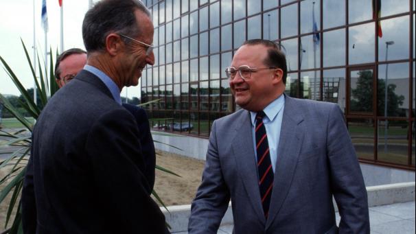 <p>„Sire, geben Sie mir 100 Tage“ wird Jean Luc Dehaene (r.) in den Mund gelegt, als König Baudouin ihn am 22. Januar 1988 zum Informator ernannte. Dehaene hielt sein Versprachen und fand einen Ausweg aus der festgefahrenen Situation nach den Wahlen von Dezember 1987.</p>