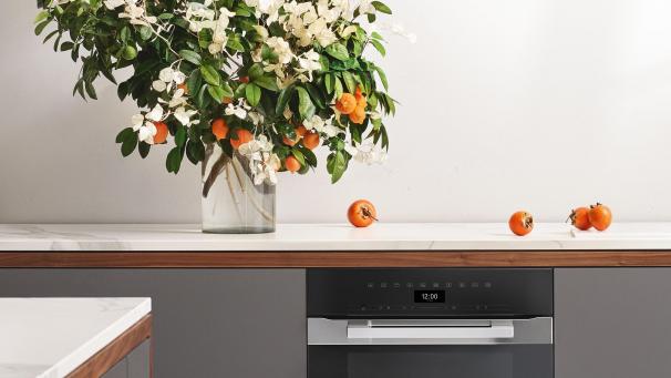 <p>In der Geräteblende der neuen Hausgeräte der Generation 7000 von Miele sitzen Infrarotsensoren, die auf Bewegungen zwischen circa 20 und 40 Zentimetern vor dem Gerät reagieren.</p>