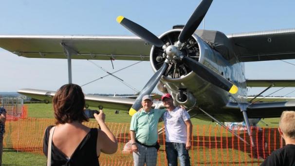 <p>Die Besucher des Büllinger Flugplatzfestes können wieder den größten einmotorigen Doppeldecker der Welt, die „Antonov“, bestaunen und auch Rundflüge mit dem „Riesen“ buchen.</p>