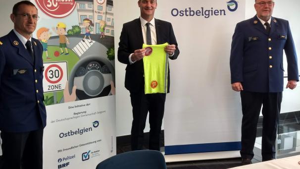 <p>Stellten die diesjährige Verkehrssicherheitskampagne zum Schulstart vor: Daniel Keutgen, Chef der Polizeizone Weser-Göhl, Ministerpräsident Oliver Paasch, der die Schirmherrschaft übernommen hat, und René Trost, Chef der Eifelpolizei.</p>