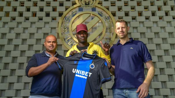 <p>Mbaye Diagne (Mitte) entschied sich gegen Anderlecht und für Brügge.</p>