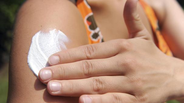 <p>Ordentlich Sonnencreme schützt besser vor Hautkrebs.</p>