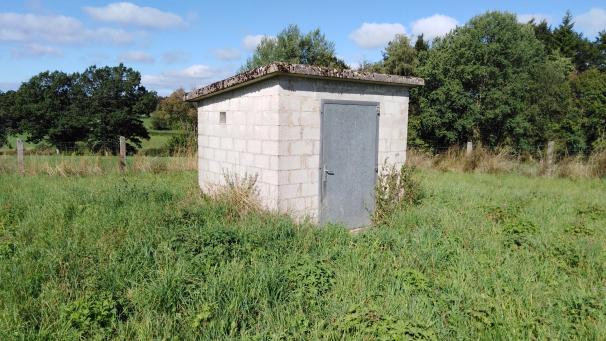 <p>Das Abschlussgebäude des Bohrbrunnens im Schlangenvenn muss saniert werden. Im Rahmen eines entsprechenden Projektauftrags soll die Tiefenbohrung außerdem optimiert bzw. die Fördermenge erhöht werden.</p>