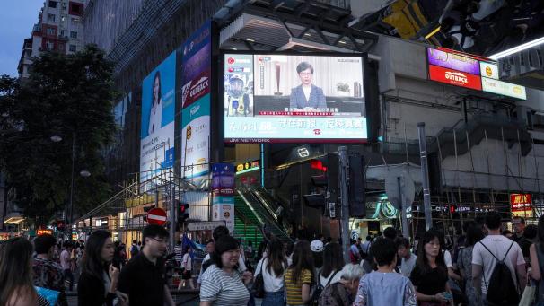 <p>Passanten gehen in der Innenstadt unter einem Bildschirm, auf dem Carrie Lam, Regierungschefin der chinesischen Sonderverwaltungszone Hongkong, bei einer Pressemitteilung zu sehen ist. Hongkongs Regierung hat den Entwurf für das umstrittene Gesetz für Auslieferungen nach China komplett zurückgezogen. Mit dem formellen Rückzug erfüllt die Regierungschefin eine Hauptforderung der Demonstranten.</p>