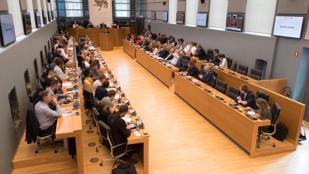<p>Am Mittwoch nahm das wallonische Parlament die neue Sitzungsperiode in Angriff: mit zwei ostbelgischen Abgeordneten aber ohne neue Regierung.</p>