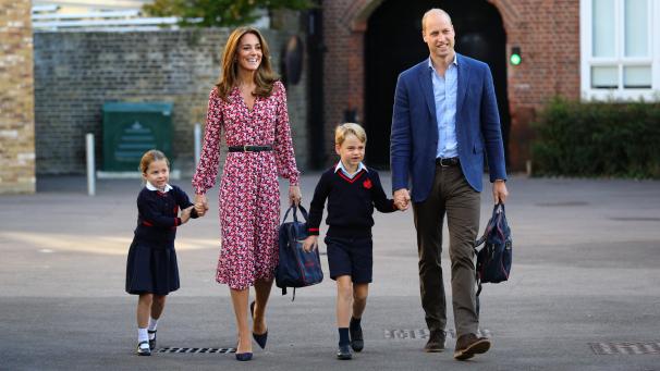 <p>Prinzessin Charlotte (l.) kommt an ihrem ersten Schultag an der Schule „Thomas's Battersea in Begleitung ihrer Eltern, Prinz William und Herzogin Kate, und ihres Bruders Prinz George, an.</p>