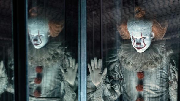 <p>Bill Skarsgard als Pennywise in einer Szene des Films „Es: Kapitel 2: Seit Jahrhunderten tritt „Es“ in unterschiedlichen Inkarnationen auf, um sich an den Ängsten der Kinder in Derry zu laben und so ganze Generationen zu überdauern.</p>