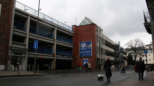 <p>Blick auf das Parkhaus Büchel in Aachen: Das Gebäude soll abgerissen werden, damit die Neugestaltung des Viertels vorangetrieben werden kann. Bis zum anstehenden Abriss soll das Parkhaus jedoch weiter betrieben werden.</p>