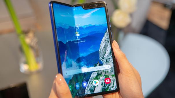 <p>Das Smartphone hat ausgefaltet etwa die Größe eines Tablets.</p>