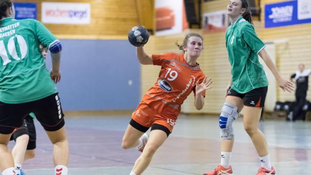 <p>Szene aus dem November 2017: KTSV-Angreiferin Gella Förster (Mitte) lässt die Eynattener Abwehr (rechts Jorina Lennertz, links Chantal Dormann) schlecht aussehen.</p>
