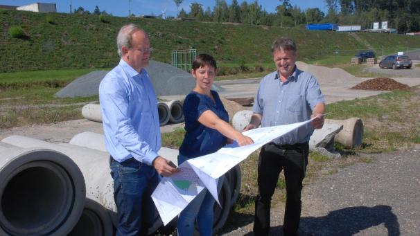 <p>Bürgermeister Herbert Grommes, Bauleiterin Sabrina Alard und Bauschöffe René Hoffmann freuen sich, dass die Platzprobleme des städtischen Bauhofs bald der Vergangenheit angehören.</p>
