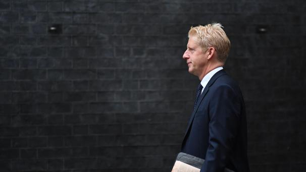 <p>Jo Johnson trifft zu einer Kabinettssitzung in der 10 Downing Street ein. Der Bruder von Premierminister Johnson hat sein Amt als Staatssekretär und auch sein Mandat als Parlamentsabgeordneter für die Konservativen niedergelegt.</p>