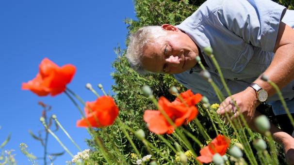 <p>Michael Straub leitet den Pflanzengarten der Naturkosmetikfirma Weleda.</p>