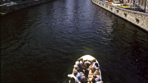 <p>Die Touristen geben immer weniger Geld aus und fotografieren lieber prachtvolle Gebäude und die Grachten.</p>