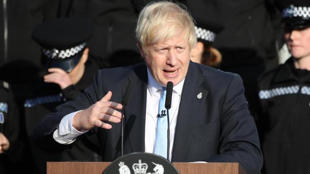<p>Während Johnsons Rede mussten etwa 35 Polizisten hinter ihm stehen.</p>