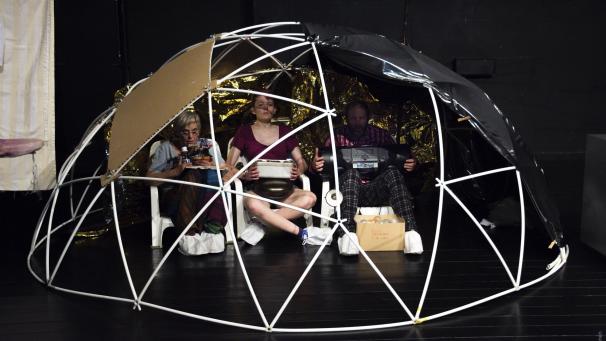 <p>Drei Spieler stehen in „Zitterpappel“ auf der Bühne. Sie konstruieren ihr eigenes Raumschiff, mit dem sie ins All fliegen möchten.</p>