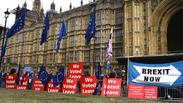 <p>Menschen mit Pro-Brexit Plakaten stehen vor dem britischen Parlament. Acht Wochen vor dem geplanten EU-Austritt Großbritanniens am 31. Oktober geht das Ringen um den Brexit in die heiße Phase.</p>