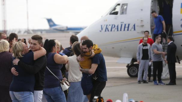 <p>Angehörige begrüßen, von Russland freigelassene, ukrainische Gefangenen bei ihrer Ankunft am Flughafen Boryspil und fallen ihnen um den Hals.</p>