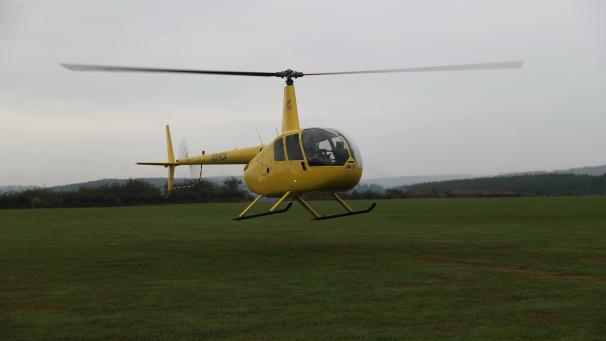 <p>Thierry Neuville landet mit seinem Robinson R44 II Helikopter in Büllingen.</p>