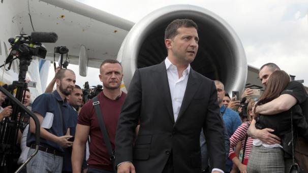 <p>Wolodymyr Zelenskyj (Mitte), Präsident der Ukraine, begrüßt die entlassenen Gefangenen am Internationalen Flughafen von Kiew.</p>