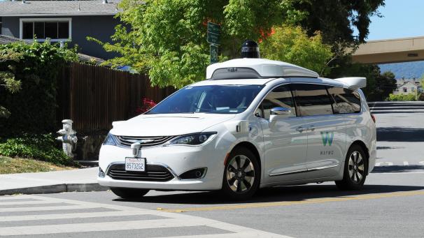 <p>Ein selbstfahrendes Auto der Google-Schwesterfirma Waymo fährt über die Straße: Obschon viele Player Tag für Tag selbstfahrende Testautos auf die Straße schicken, ist die Technik immer noch nicht marktreif.</p>