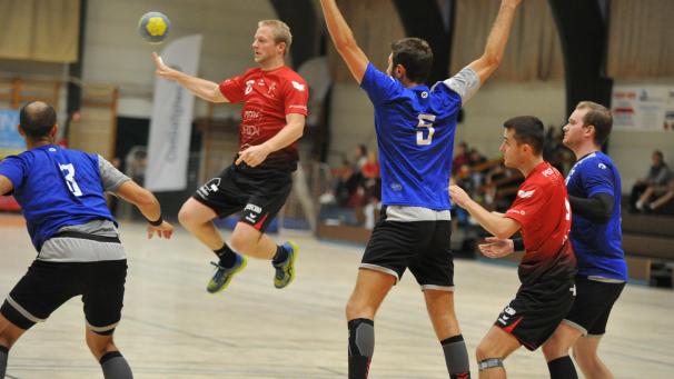 <p>Eric Vreven (hier links im Sprung) agierte im Spiel gegen Tournai in der Rolle des Spielführers und konnte selber acht Tore beisteuern.</p>