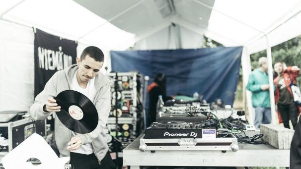 <p>Ein DJ und seine Plattensammlung: Die Festivalbesucher können ihm aus nächster Nähe auf die Finger schauen.</p>