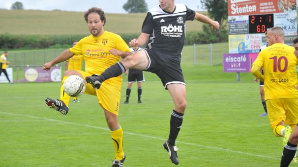 <p>Walhorns Alexandre Lolos (l.) gehörte in der ersten Halbzeit zu den stärksten Spielern auf dem Platz. Doch am Ende hatten Maxim Dethier (r.) und Rocherath den längeren Atem.</p>