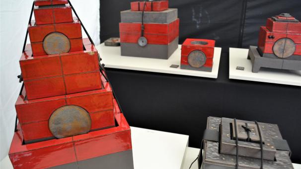 <p>Boxen aus Ton zum Verstauen der Erinnerungen.</p>
