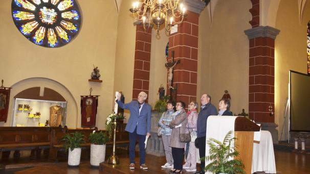 <p>Kirchenführung mit Manfred Dollendorf: „Wenn ich mit einer Gruppe unsere Kirche besuche, sage ich zunächst einmal nichts. Stattdessen sollen die Besucher die Möglichkeit bekommen, diesen Raum auf sich wirken zu lassen.“</p>
