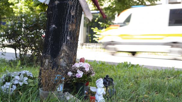 <p>Blumen stehen an der Unfallstelle, an der im März 2019 zwei Menschen gestorben sind.</p>