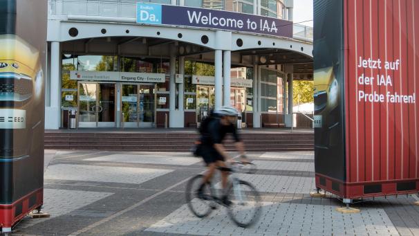 <p>Ein Fahrradfahrer fährt vor dem Schriftzug „Welcome to IAA, mit dem die Messe für die kommende Automesse wirbt, vorbei. Die IAA findet in diesem Jahr vom 12. bis zum 22. September auf dem Messegelände statt. Trotz sinkender Ausstellerzahlen gilt die IAA immer noch als wichtige Leitmesse.</p>