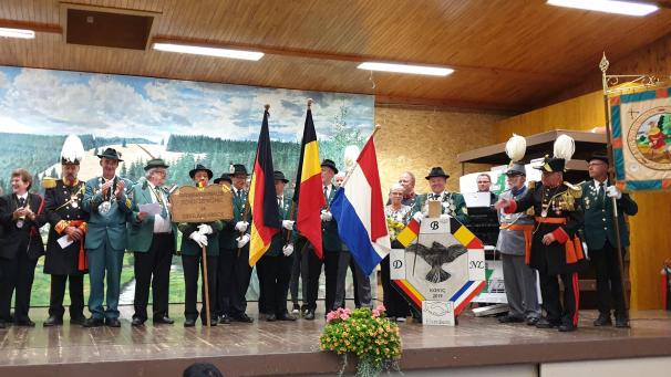 <p>Krönender Abschluss des Internationalen Schützentreffens in Elsenborn: Bei der abendlichen Preisverteilung durfte sich Vinzenz Zanzen (5.v.r.) vom St. Hubertus-Schützenverein Medell als Internationaler Schützenkönig feiern lassen. Mit dem 214. Schuss hatte er den Vogel von der Stange geholt.</p>
