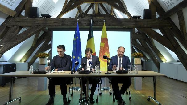<p>Es ist vollbracht: Jean-Marc Nollet (l., Ecolo), Elio Di Rupo (M., PS) und Willy Borsus (r., MR) erklären die Verhandlungen zur Bildung von Regierungen in der Wallonischen Region und der Französischen Gemeinschaft für erfolgreich beendet.</p>